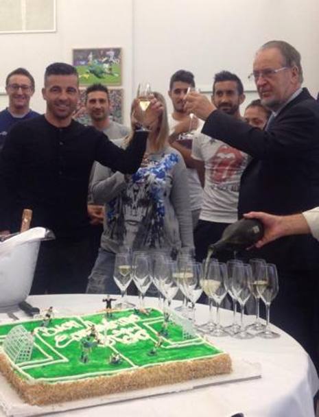 Tot di Natale festeggia i suoi 37 anni. L&#39;Udinese gli regala un dopo-pranzo speciale con torta ad hoc e brindisi. Nella foto il bomber dei friulani al cin cin col patron Gianpaolo Pozzo
